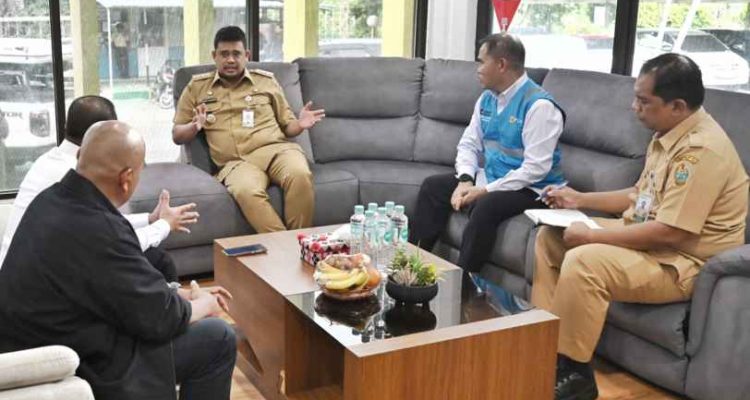 Gubernur Sumatera Utara (Sumut) Muhammad Bobby Afif Nasution melakukan kunjungan kerja ke Kantor PT PLN (Persero) Unit Pelaksana Pengatur Beban (UP2B) Wilayah Sumatera Bagian Utara (Sumbagut) di Lorong XII Nomor 6 Glugur, Kota Medan, Senin (8/6/2026).