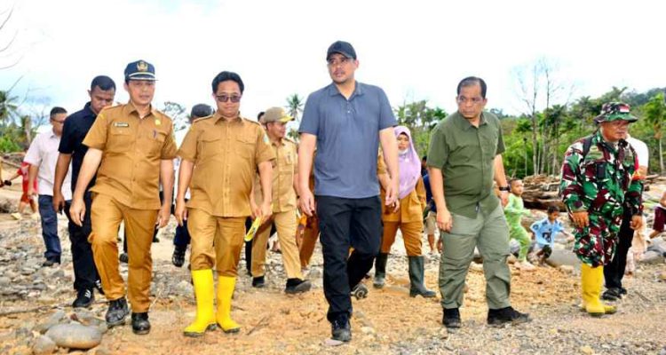 Gubernur Sumatera Utara (Sumut) Muhammad Bobby Afif Nasution didampingi Kepala Dinas Perindustrian, Perdagangan, Energi dan Sumber Daya Mineral (Perindag ESDM) Sumut Dedi Jaminsyah Putra Harahap meninjau Sungai Badiri, Kecamatan Badiri, Kabupaten Tapteng, baru-baru ini.