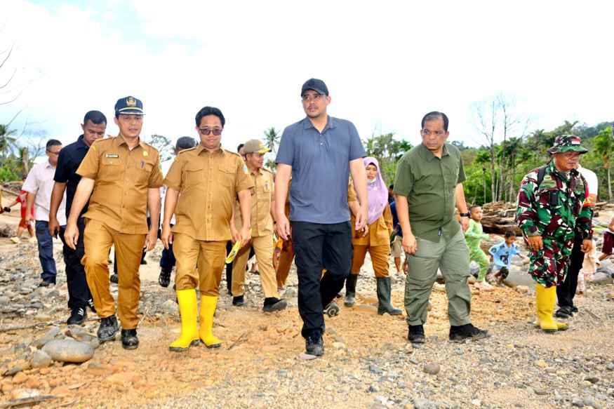 IMG_20260608_151907_1 Gubernur Sumatera Utara (Sumut) Muhammad Bobby Afif Nasution didampingi Kepala Dinas Perindustrian, Perdagangan, Energi dan Sumber Daya Mineral (Perindag ESDM) Sumut Dedi Jaminsyah Putra Harahap meninjau Sungai Badiri, Kecamatan Badiri, Kabupaten Tapteng, baru-baru ini.