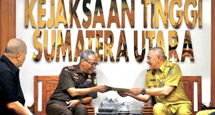 Pj Sekdaprov Sumut Sulaiman Harahap didampingi Asisten Administrasi Umum Setdaprov Sumut Muhammad Suib, Ketua LPTQ Sumut Muhammad Yasir Tanjung, serta Kepala Biro Kesejahteraan Rakyat Setdaprov Sumut Abu Kosim bertemu Kajatisu di Kantor Kejaksaan Tinggi Sumut, Jalan Jenderal Besar AH Nasution No. 1C, Pangkalan Masyhur, Kecamatan Medan Johor, Senin (8/6/2026).