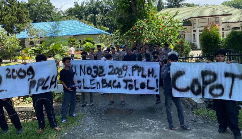Puluhan massa SATMA Milenial AMPI Langkat menggelar aksi di Kantor Dinas Lingkungan Hidup Langkat