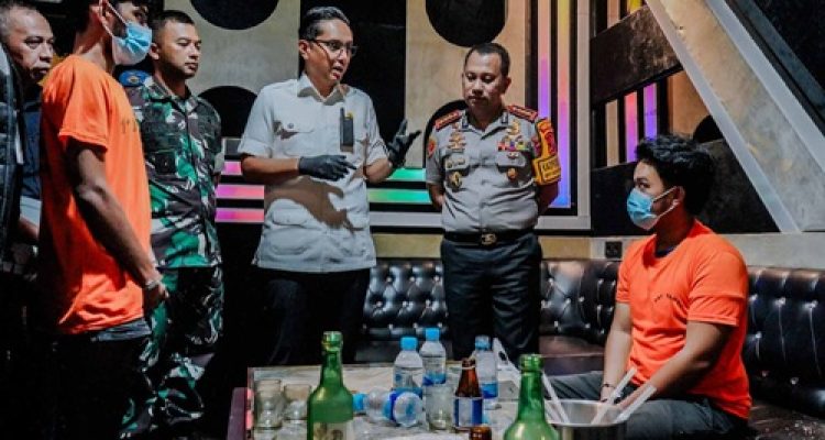 Wali Kota Medan Rico Waas saat penyegelan tempat hiburan malam Phantom KTV di Jalan H. Adam Malik, Rabu (3/6/2026).