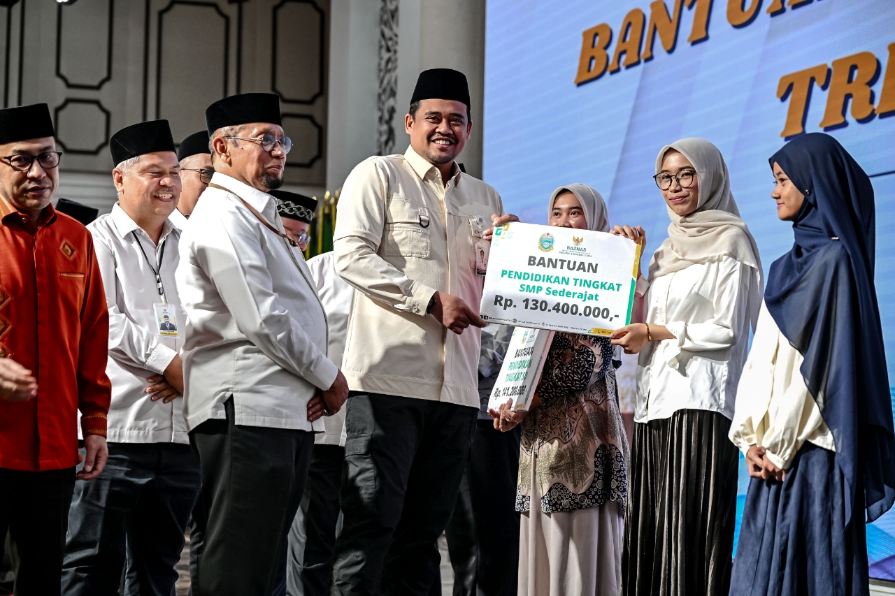 Gubernur Sumatera Utara (Sumut) Muhammad Bobby Afif Nasution bersama Ketua Badan Amil Zakat Nasional (BAZNAS) Provinsi Sumut Mohammad Hatta, serta di dampingi sejumlah OPD, menyalurkan bantuan Zakat, Infak, dan Sedekah (ZIS) kepada penerima manfaat, secara simbolis pada Pendistribusian Bantuan ZIS Triwulan II Tahun 2026 di Aula Raja Inal Siregar (RIS), Kantor Gubernur Sumut, Jalan Pangeran Diponegoro Nomor 30, Medan, Selasa (30/6/2026). Foto/Diskominfo Sumut