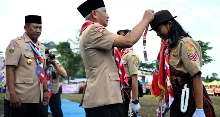 Wakil Gubernur Sumatera Utara (Sumut) Surya bersama Sekretaris Jenderal Kwartir Nasional Gerakan Pramuka Bachtiar Utomo, Penjabat Sekretaris Daerah Provinsi (Sekdaprov) Sumut Sulaiman Harahap, di damping OPD dan Forkopimda meingikuti upacara sekaligus membuka Jambore Daerah XI kwarda Gerakan pramuka sumut, di Lapangan Bumi Perkemahan Sibolangit, Rabu (8/7/2026). Foto/Diskominfo Sumut 