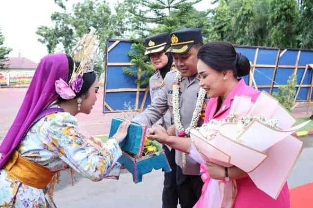 AKBP-Hannry-PH-Tambunan-saat-prosesi-pisah-sambut-di-Mapolres-Langkat AKBP Hannry PH Tambunan saat prosesi pisah sambut di Mapolres Langkat.