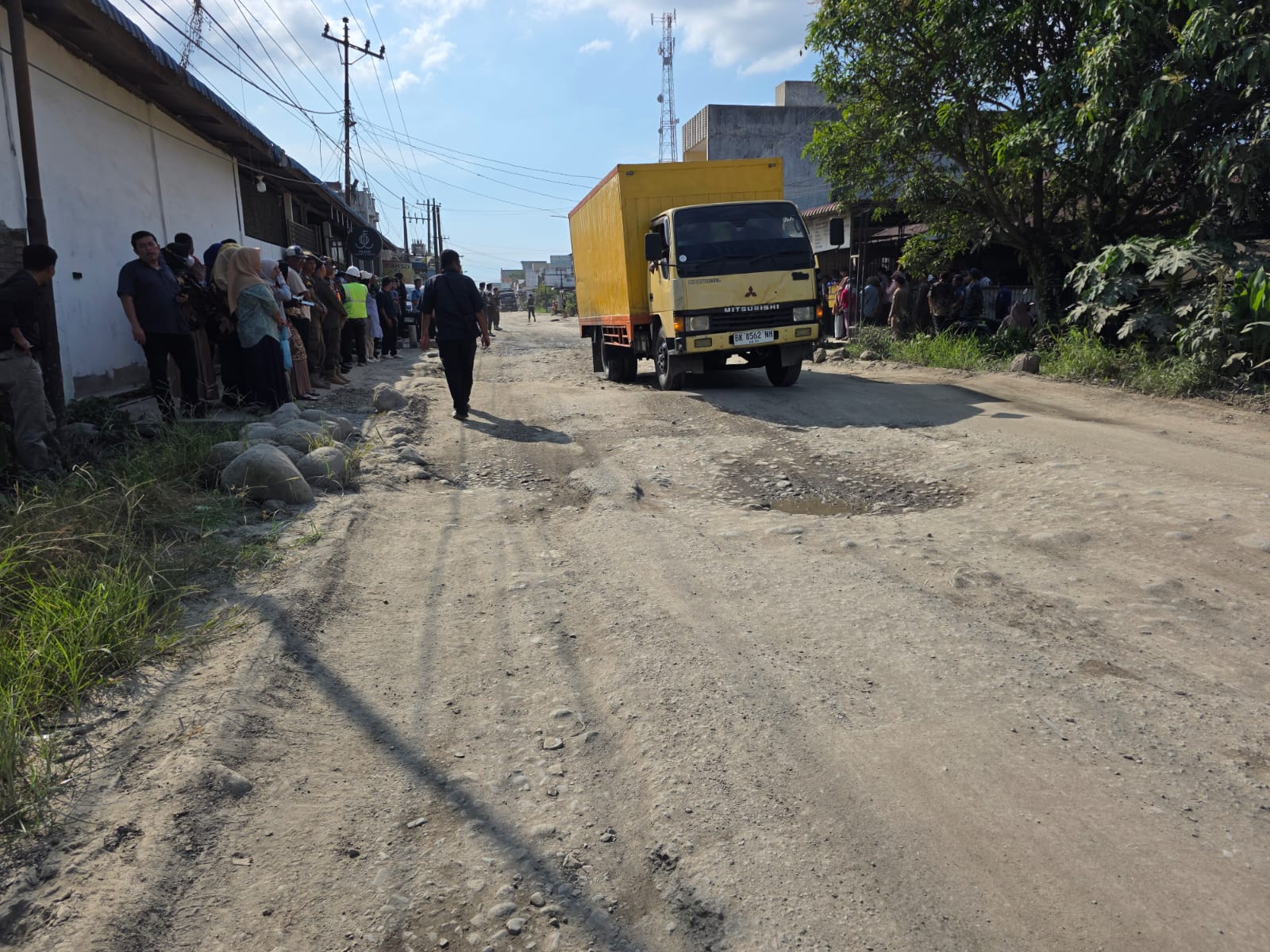 Jalan sepanjang 10 kilometer di Kecamatan Galang, Deliserdang diperbaiki atas instruksi Gubernur Sumut, Bobby Nasution. (Kominfo Sumut Dok)