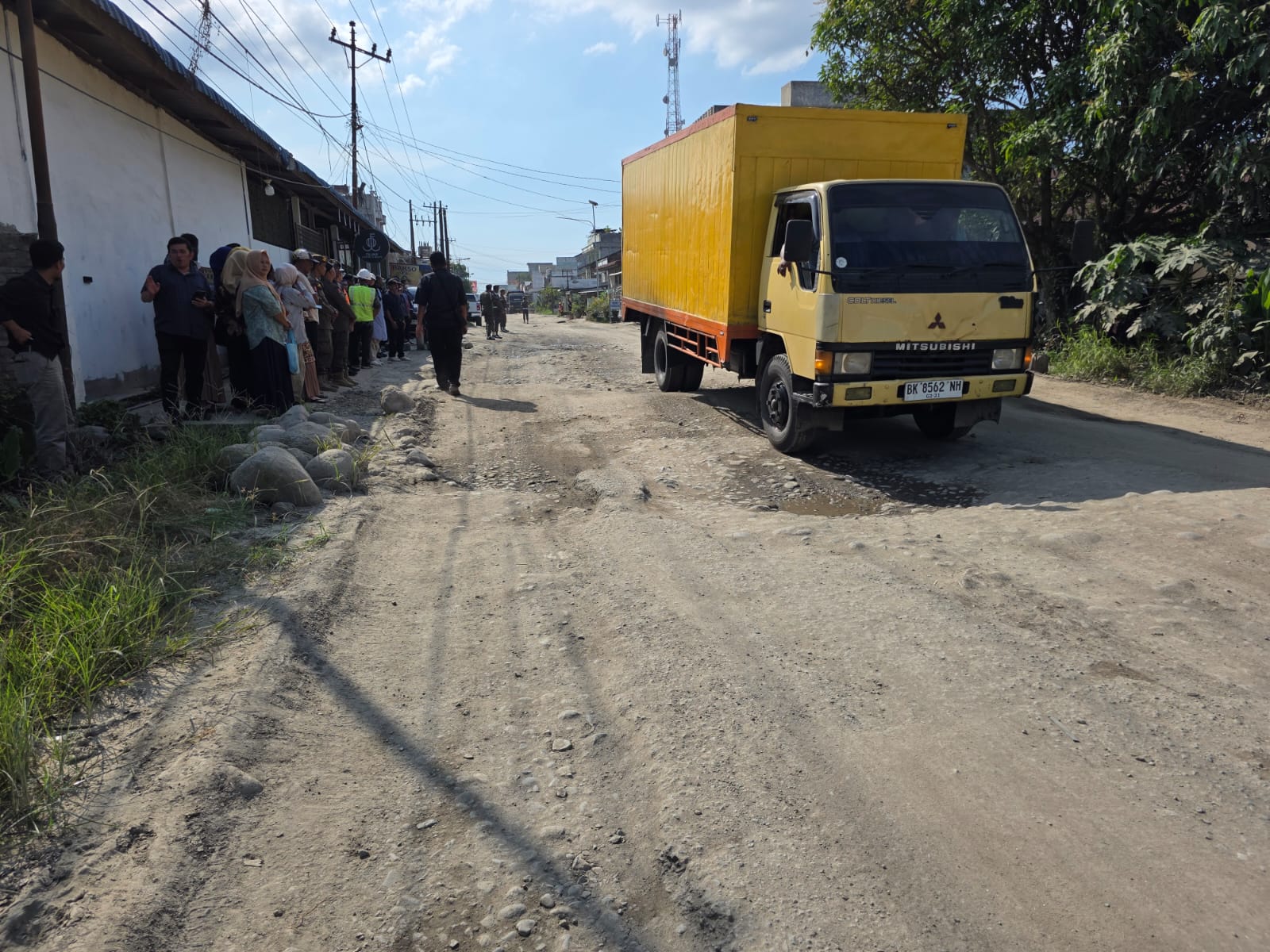 Jalan di Kecamatan Galang, Deliserdang rusak akibat truk tonase melintas hingga warga resah. (Ist)