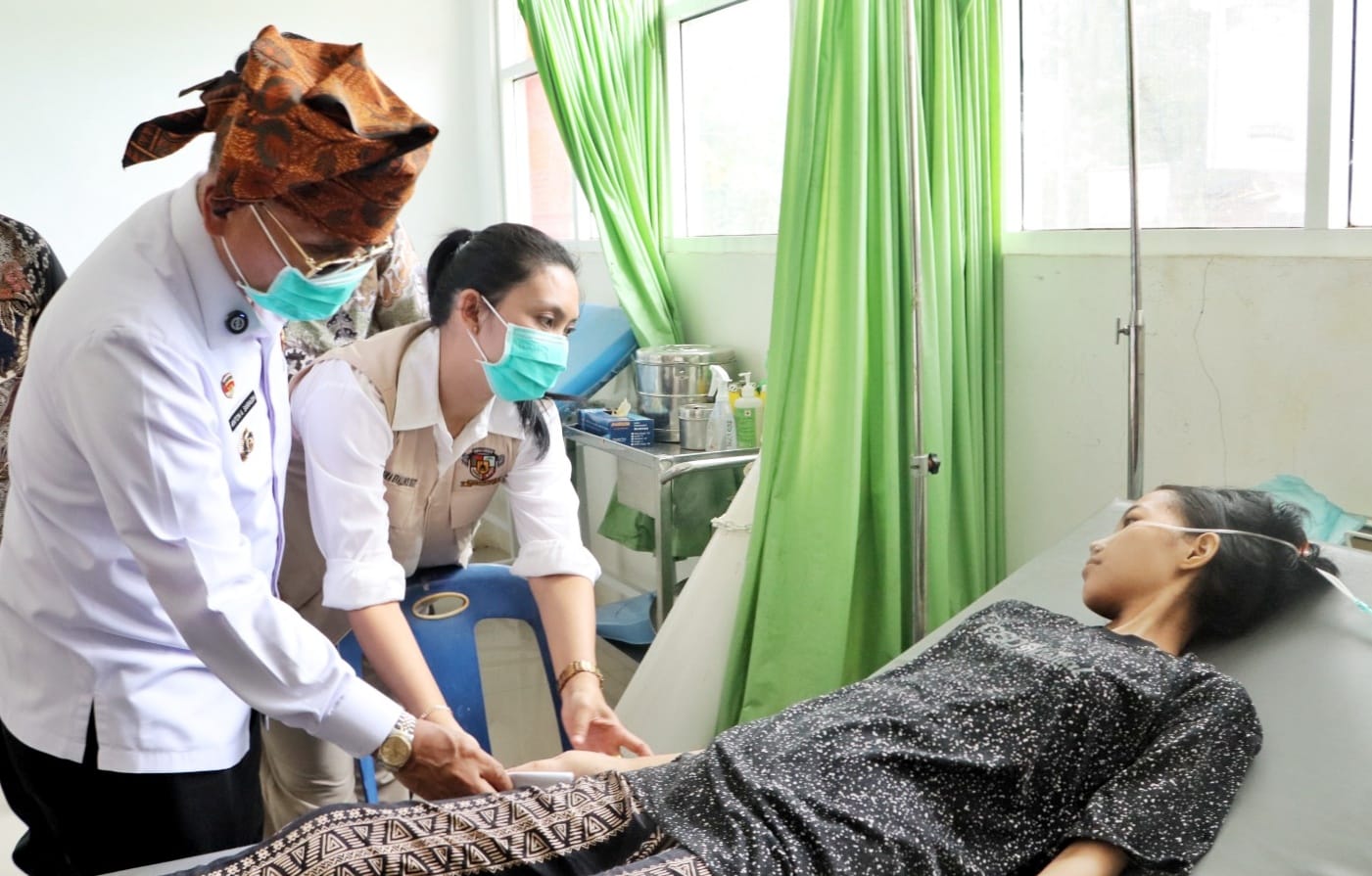 Bupati Simalungun Anton Achmad Saragih saat mengevakuasi pasien jantung ke RSUD Perdagangan. Foto; dokumen Dinas Kominfo Simalungun