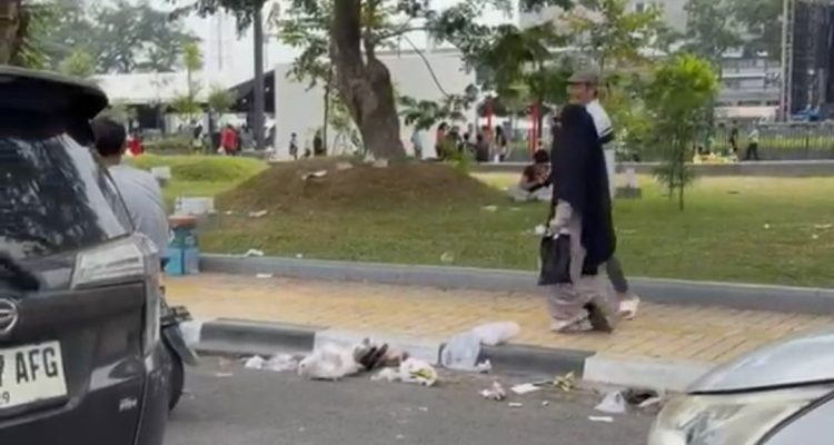 Kawasan Lapangan Merdeka tampak berserakan dengan sampah saat CFD berlangsung tiap akhir pekan. (Ist)!