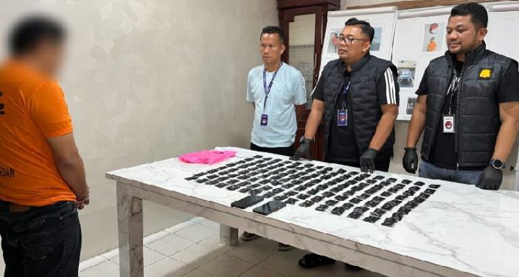 Pelaku bersama barang bukti Pod Getar diamankan polisi.