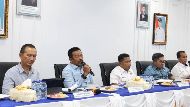 20260805_214148_resize_41 Bupati Madina menyampaikan pentingnya jalur udara dalam percepatan pembangunan di hadapan Anggota DPR RI.