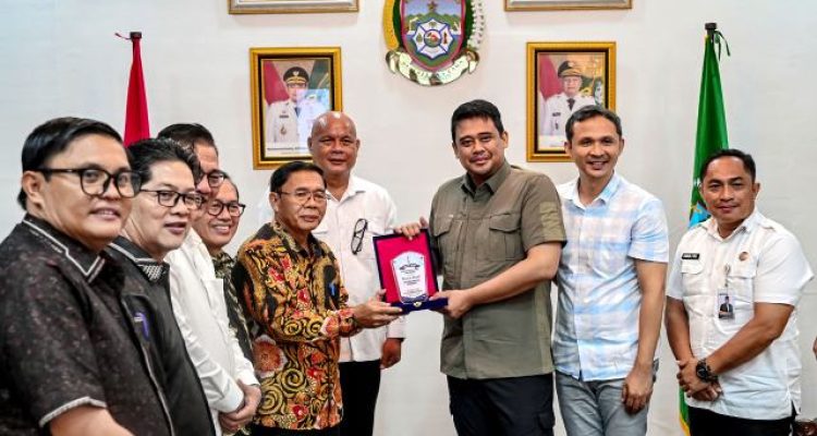 Gubernur Sumatera Utara (Sumut) Muhammad Bobby Afif Nasution di dampingi sejumlah OPD menerima audiensi Banua Niha Keriso Protestan (BNKP) di kediaman sementaranya di Gunungsitoli, Rabu (5/8/2026). Foto/Diskominfo Sumut