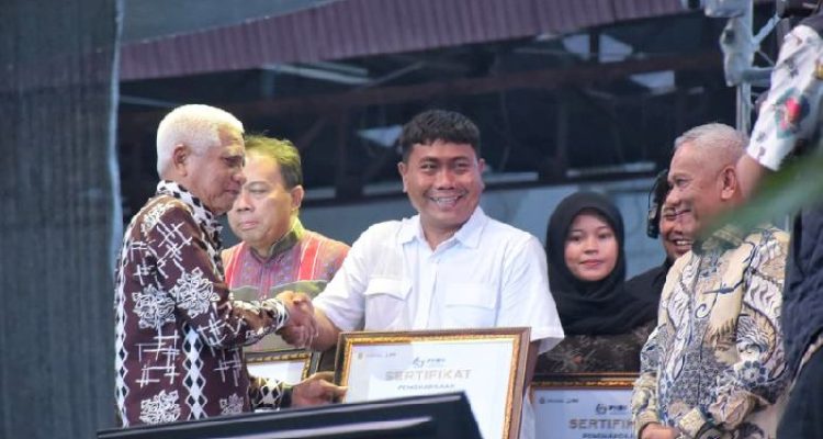 Penghargaan diserahkan Wakil Gubernur Sumatera Utara, H Surya BSc, kepada Wakil Bupati Deliserdang, Lom Lom Suwondo SS, pada penutupan PRSU di Jalan Gatot Subroto, Medan, Minggu (2/8/2026). Foto/ Diskominfostan Deliserdang 