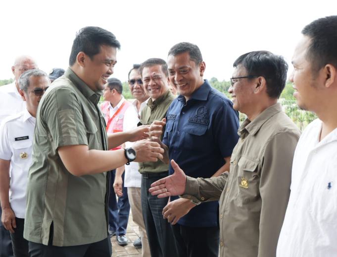 IMG-20260805-WA0010_resize_91 Gubernur Sumatera Utara (Sumut) Muhammad Bobby Afif Nasution disambut Komisi D DPRD Sumut setibanya di Bandara Binaka, Gunungsitoli, Rabu (5/8/2026).
