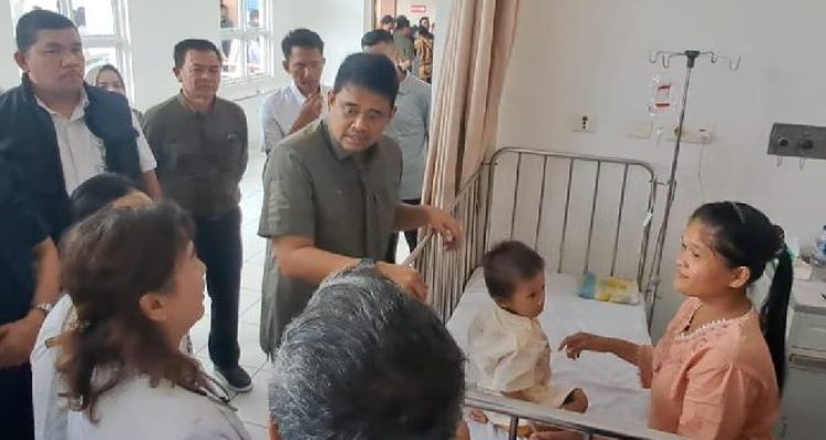 Gubernur Sumut Bobby Nasution saat meninjau pelayanan kesehatan di RSUD Thomsen, Kota Gunungsitoli, Rabu (5/8/2026).