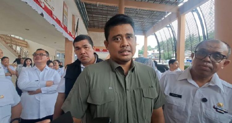 Gubernur Bobby Nasution didampingi Kadis Kesehatan Provinsi Sumut, M Faisal Hasrimy usai meninjau RSUD dr M Thomsen Nias di Gunungsitoli, Rabu (5/8/2026).