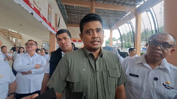 IMG-20260806-WA0000_resize_92 Gubernur Bobby Nasution didampingi Kadis Kesehatan Provinsi Sumut, M Faisal Hasrimy usai meninjau RSUD dr M Thomsen Nias di Gunungsitoli, Rabu (5/8/2026).